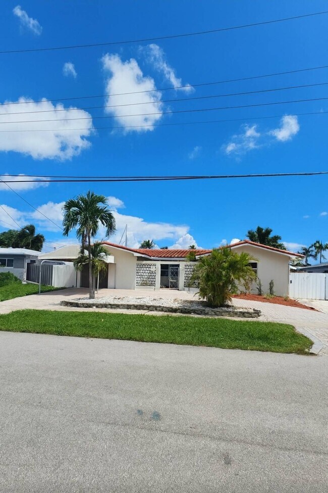 Building Photo - 2030 SW 23rd Ave