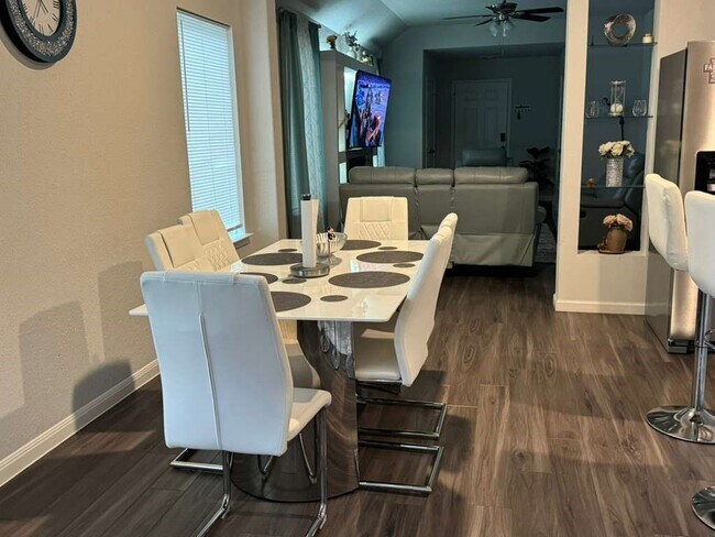 Building Photo - 1332 Sue Peak Dr