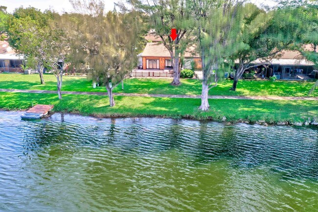 Building Photo - 2250 Buttonwood Ave