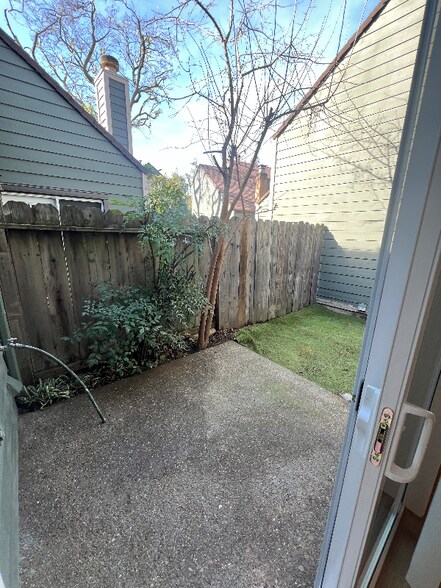 Building Photo - 8667 Mariners Dr