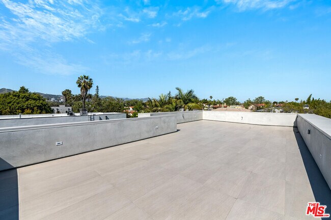 Building Photo - 415 N Martel Ave