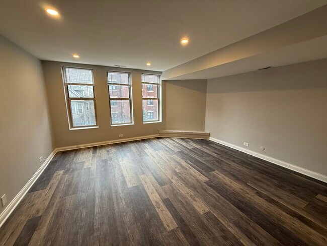 Building Photo - 744 W Gordon Terrace