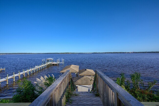 Building Photo - Waterfront Cottage - Newly Renovated!