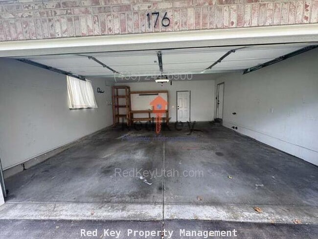 Building Photo - 176 Country Club Dr