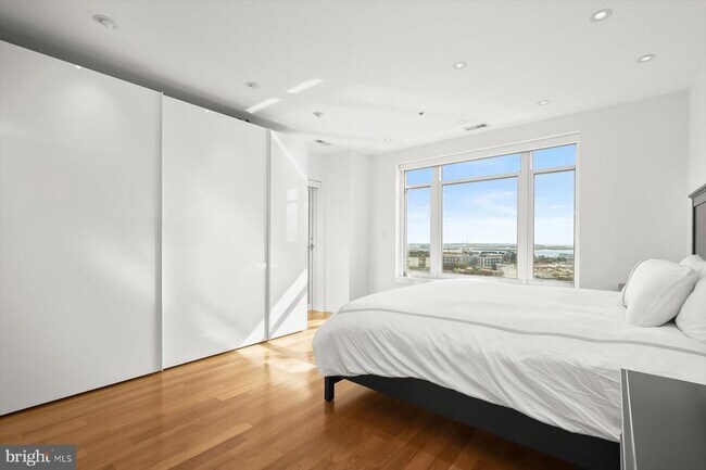 Building Photo - 100 Harborview Dr