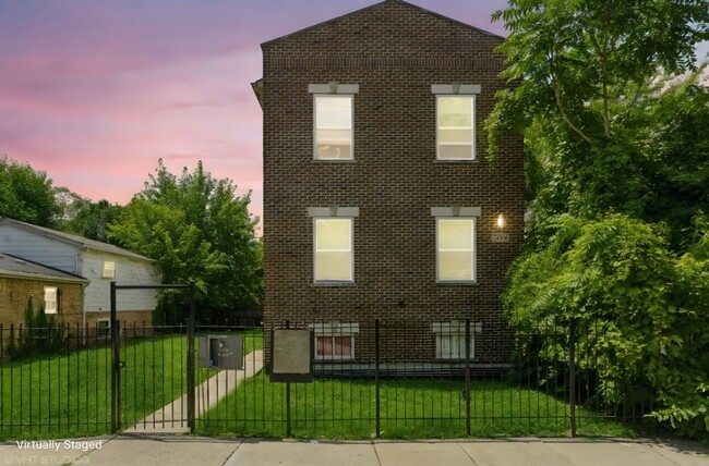 Primary Photo - Spacious 4BR Duplex in Chicago