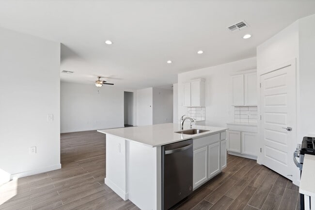 Building Photo - 12437 W Old Farm Dr