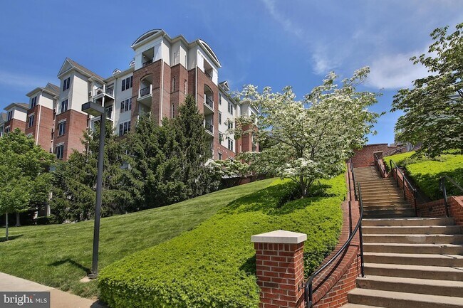 Building Photo - 300 W Elm St
