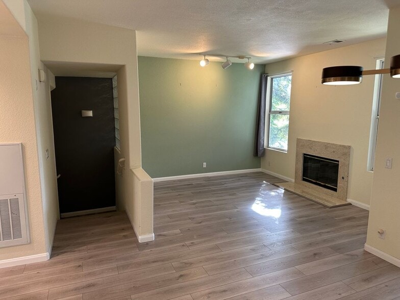 Building Photo - 450 Navaro Way