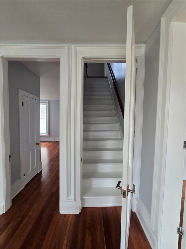 Building Photo - 41 Maple St