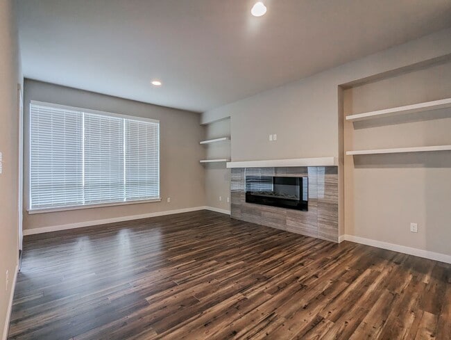 Building Photo - **Move-In Special** Fully upgraded 3 bed 2...
