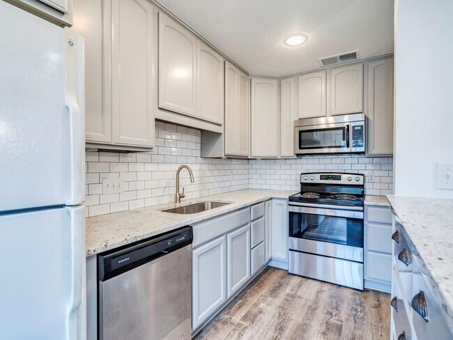 Building Photo - 8305 Summer Side Dr