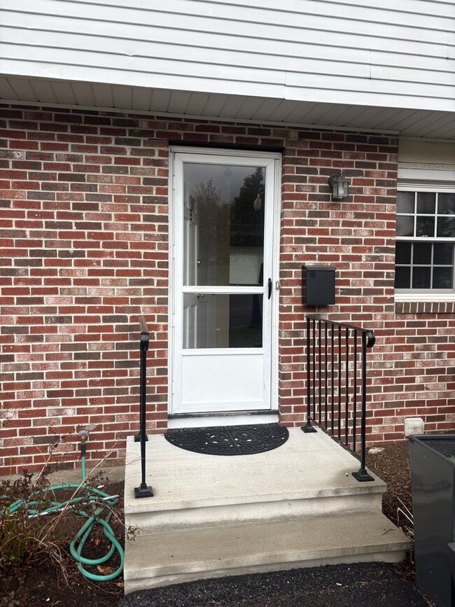 Building Photo - Newly updated 2 Bedroom Townhouse in quite neighborhood