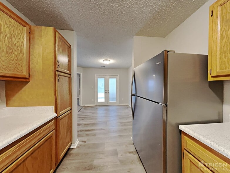 Building Photo - 1679 Long Lake Dr