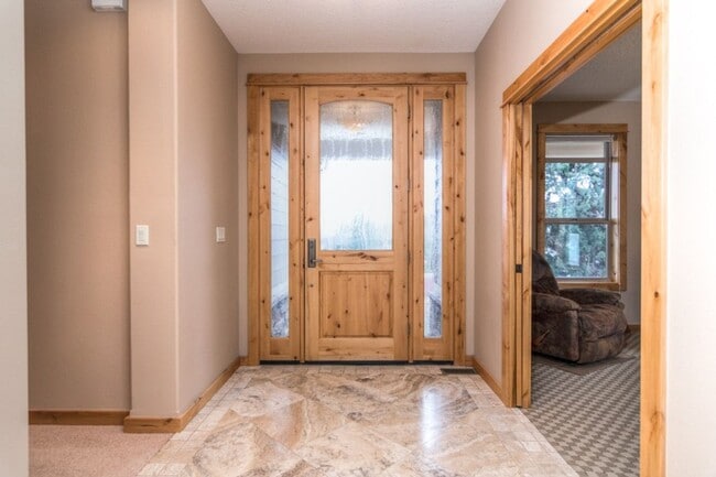 Building Photo - Award-winning, custom-built home in the highly-desired Cascade View Estates