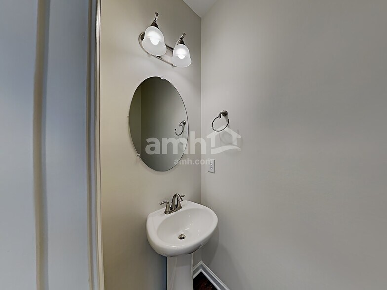 Building Photo - 136 Ivy Brook Dr