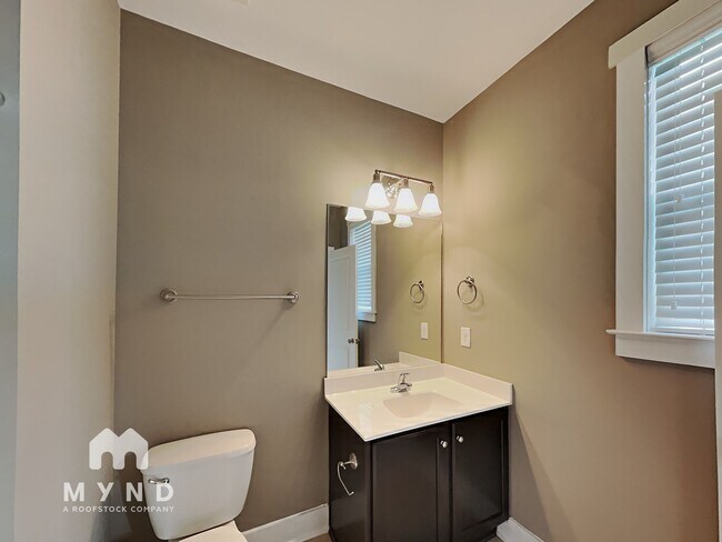 Building Photo - 181 Herring St