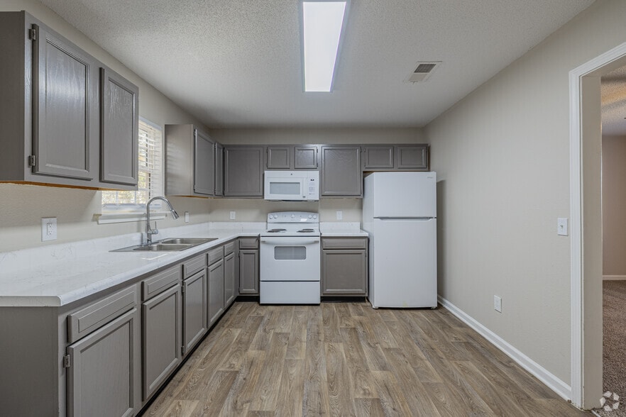 2BR, 1BA - 977SF - Kitchen - Magnolia Village Apartments