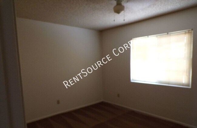 Building Photo - 2 Bedroom duplex for rent in Barstow