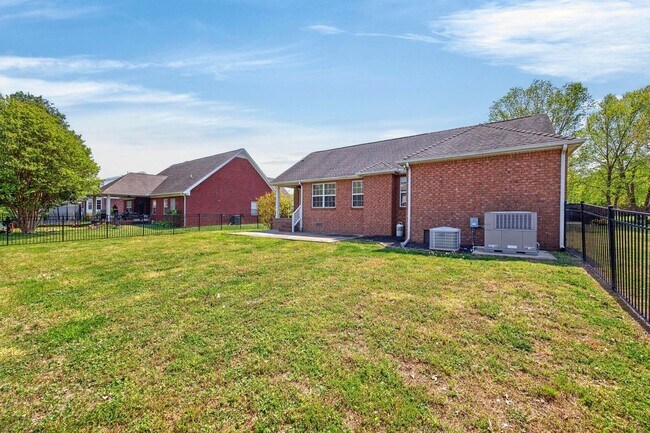 Building Photo - 197 Red Jacket Trce