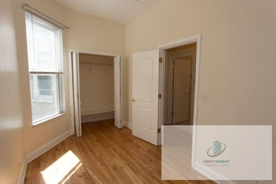 Building Photo - 1411 W Erie St