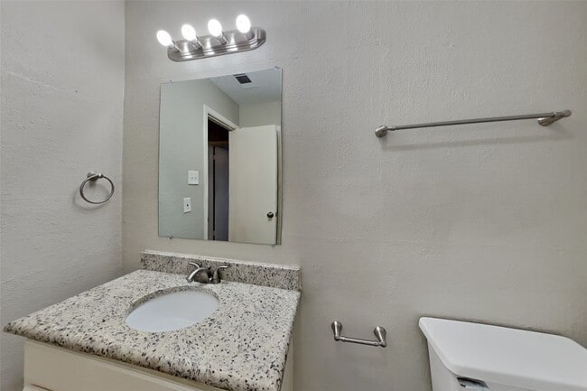 Building Photo - 6915 Renfro Dr