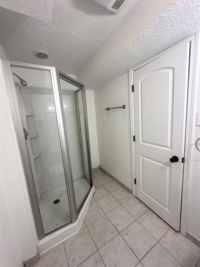 Building Photo - Charming Murray Home