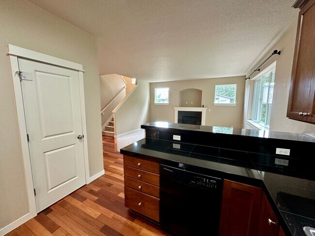 Building Photo - Beautiful 6-bedroom 4-bathroom home in an upscale neighborhood in the Sexton Mountain section of ...