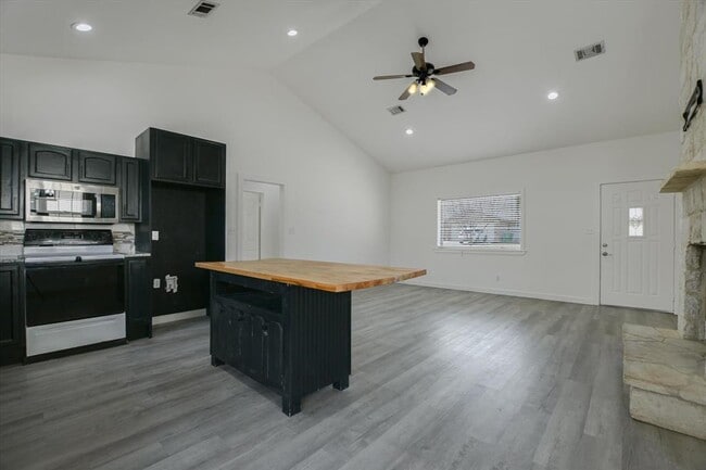 Building Photo - 6 Happy Hollow Ct