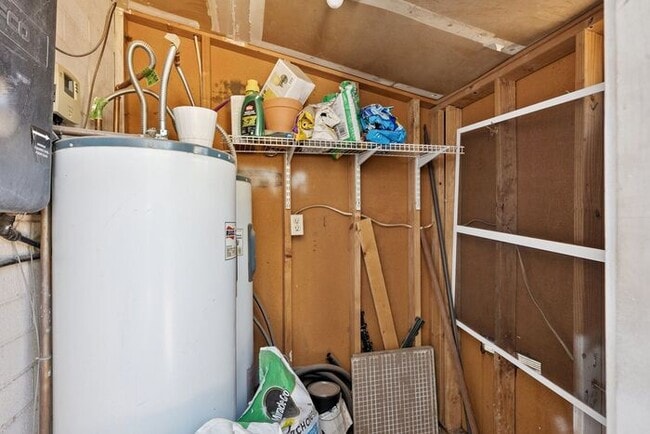 Building Photo - Three bedroom, two bath home!