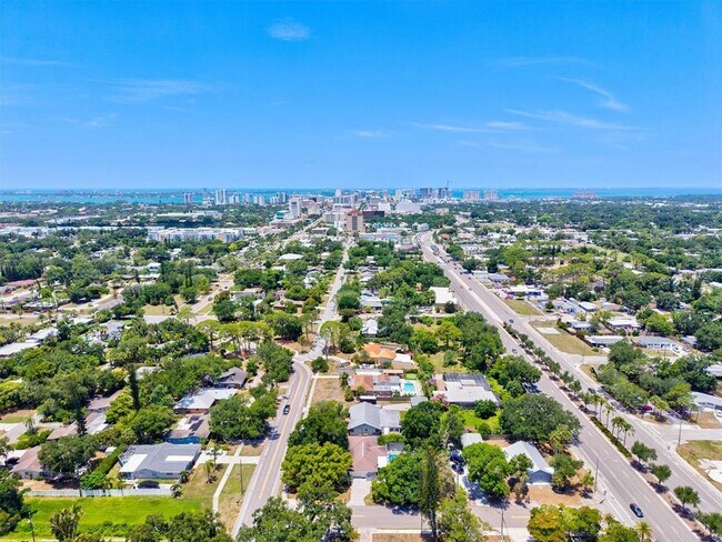 Building Photo - 2587 Ringling Blvd