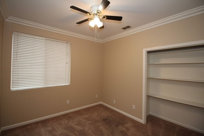 Building Photo - 4 bedroom, 2 bathroom home in Plumas Lake