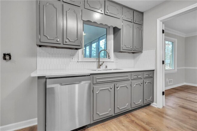 Building Photo - 4497 Glenforest Dr NE