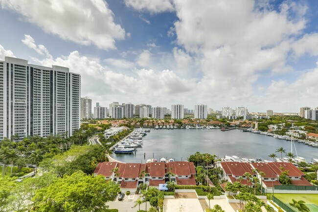 Building Photo - 3640 Yacht Club Dr