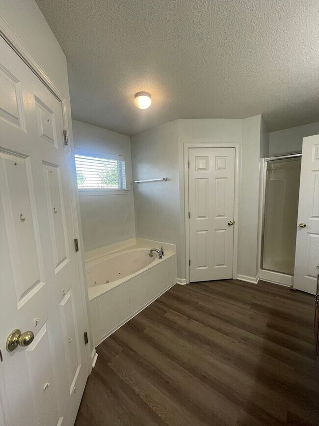 Building Photo - Available NOW in Snowden Grove Area!  3 BR...