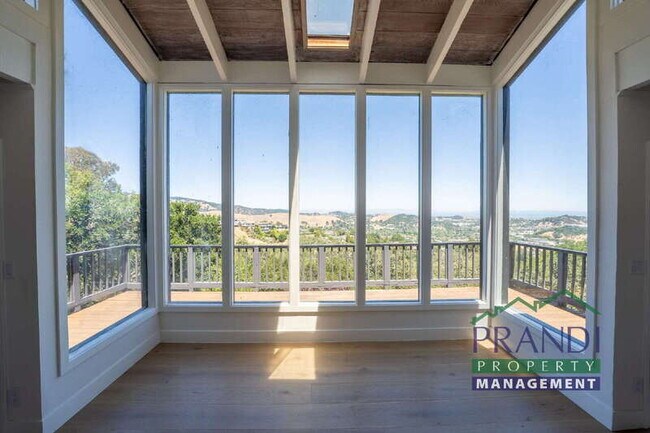 Building Photo - 645 Fawn Dr
