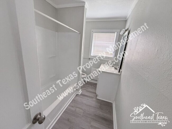 Building Photo - 2325 Butler Dr