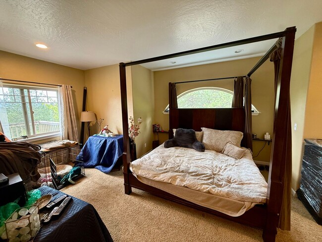 Building Photo - Spacious 4 Bed 3.5 Bath Home in Frenchtown!