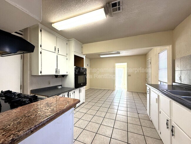 Building Photo - 1800 SW 15th St