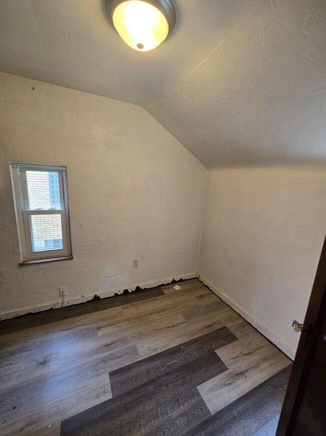 Building Photo - Welcome to this charming 3-bedroom, 1-bath...