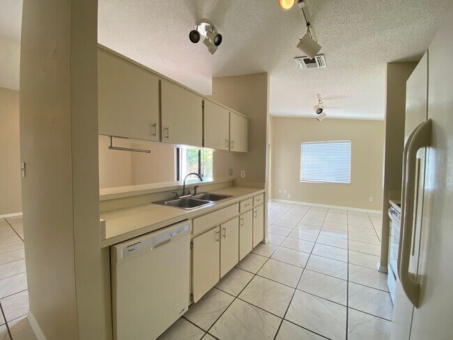 Building Photo - TWO BEDROOM W/ BONUS ROOM - Move In Ready
