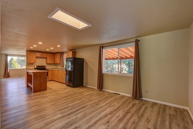 Building Photo - Spacious 2 Bedroom Home Near Willow Lake!