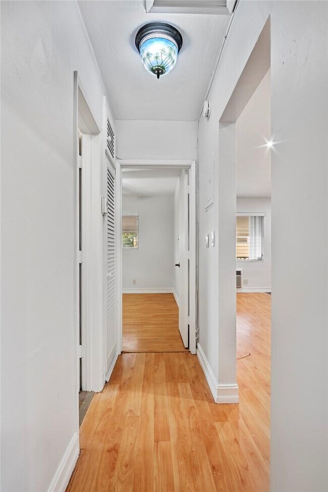 Building Photo - 2130 NE 42nd Ct