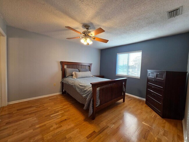 Building Photo - Furnished 2-Bedroom, 2-Bathroom Condo in Tampa