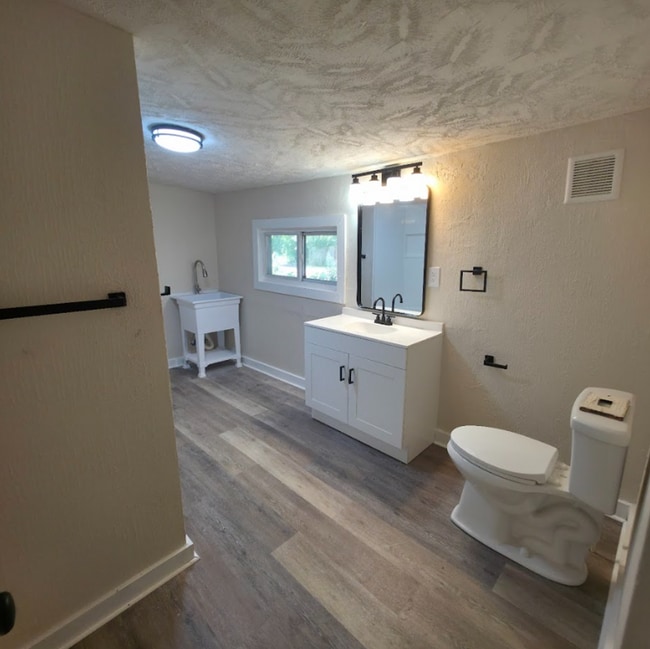 Building Photo - Single Family Ranch 2 beds 1 bath FOR RENT!