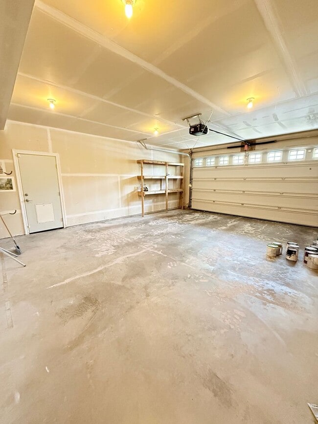 Building Photo - Spacious 5 Bedroom Home with A/C, Den, Waterfall in Prime Kenmore Cul-de-Sac
