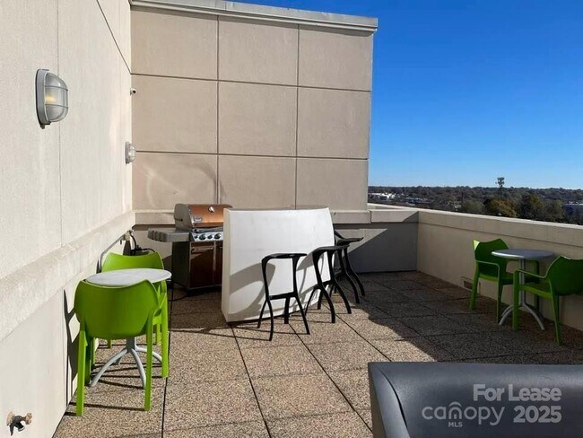 Building Photo - 715 N Church St