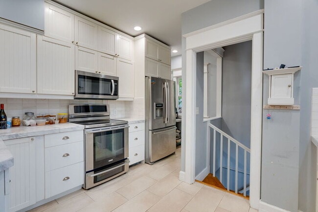 Building Photo - 3321 NE Peerless Pl