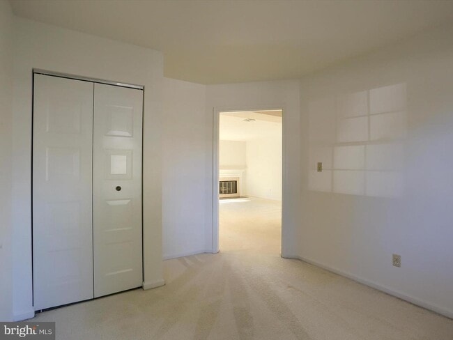 Building Photo - 1068 W Foxcroft Dr