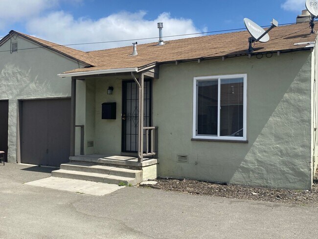 Primary Photo - $500 MOVE IN SPECIAL!! One Bedroom Unit Av...